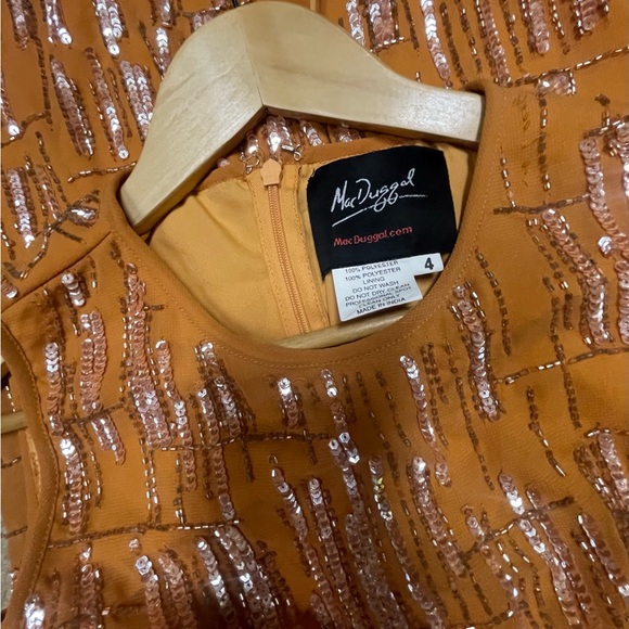 MAC DUGGAL SIZE 4 ABSTRACT BEADED SLEEVELESS MIDI SHEATH DRESS 70264 - Picture 7 of 8